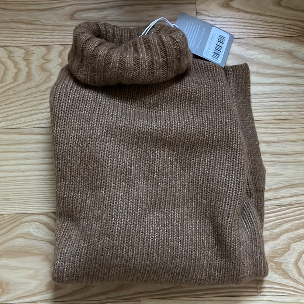 NWT. The Cloud Turtleneck. XS